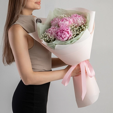 Букет из 5 розовых пионов и гипсофилы - фото 2