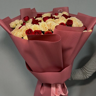 Букет из кустовых роз "Тянь-Шань" (35 шт) - фото 2