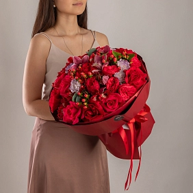 Букет из орхидей и пионовидных роз "Cherry Red"
