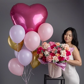 Сет из коробки с розами и воздушных шаров "Розовый микс"