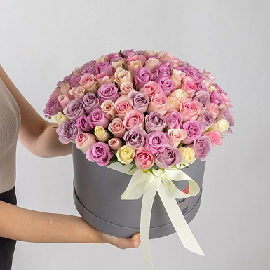Композиция из 101 разноцветной розы в серой коробке - фото 2