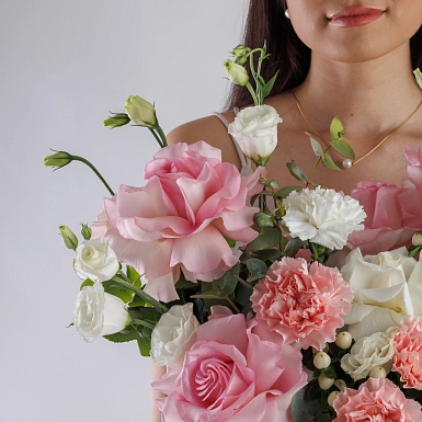 Композиция из гвоздик и роз "Белый ветер" - фото 5