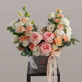 Композиция с лизиантусами в коробке "Flora"