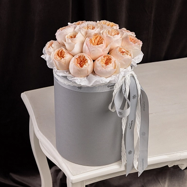 Коробка из 15 кремовых пионовидных роз David Austin - фото 5